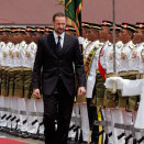 Kronprins Haakon inspiserer æresgarden under velkomstseremonien i Putrajaya (Foto: Reuters / Bazuki Muhammad)
